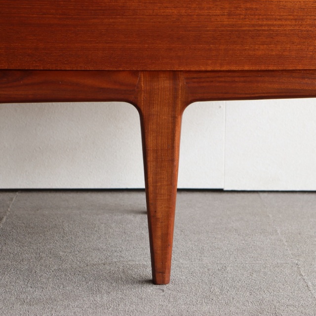 ヤンガーYoungerのサイドボード