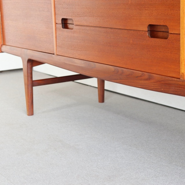 ヤンガーYoungerのサイドボード