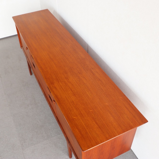 ヤンガーYoungerのサイドボード