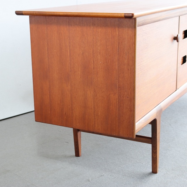 ヤンガーYoungerのサイドボード