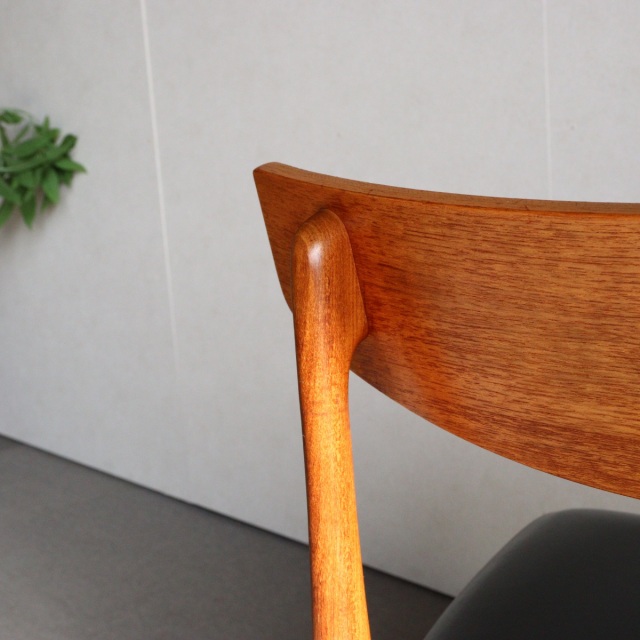 ジープランG-PLANのIb KOFOD LARSENデザインのダイニングチェア