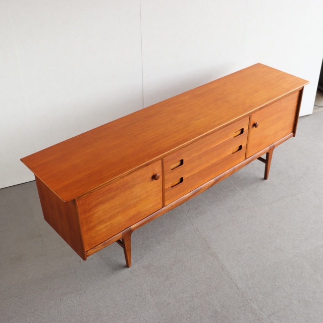 ヤンガーYoungerのサイドボード