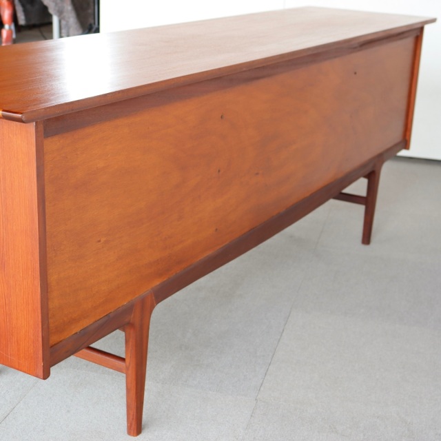 ヤンガーYoungerのサイドボード