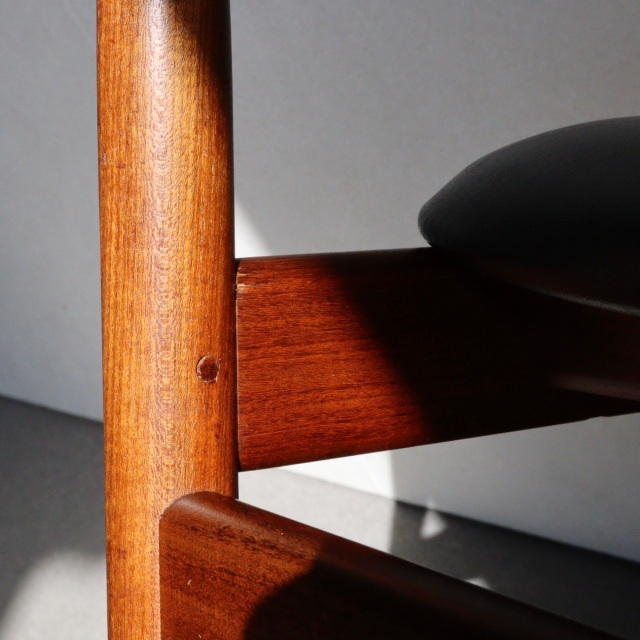 ジープランG-PLANのIb KOFOD LARSENデザインのダイニングチェア