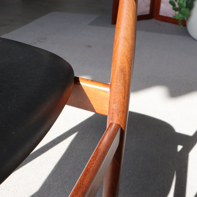 ジープランG-PLANのIb KOFOD LARSENデザインのダイニングチェア