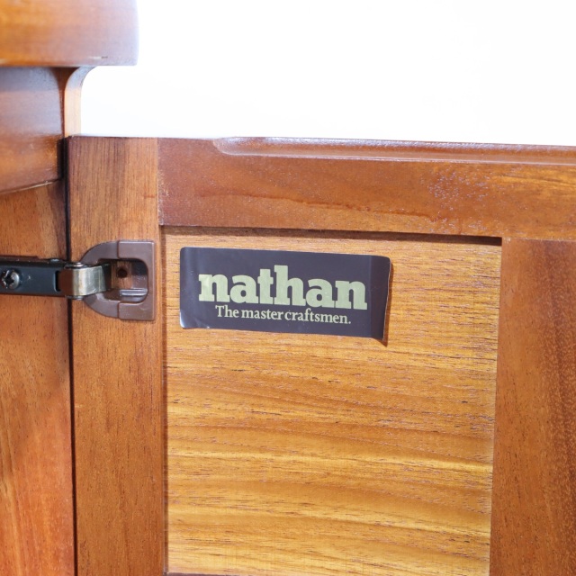 ネイサンNATHANのヴィンテージコーナーキャビネット　チーク材