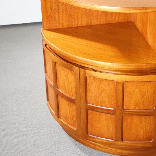 ネイサンNATHANのヴィンテージコーナーキャビネット　チーク材