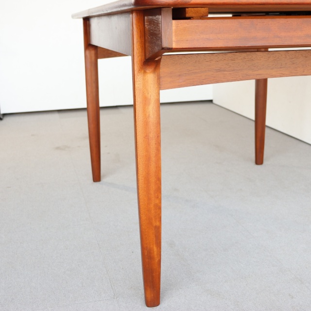 英国ヴィンテージのエクステンションダイニングテーブル