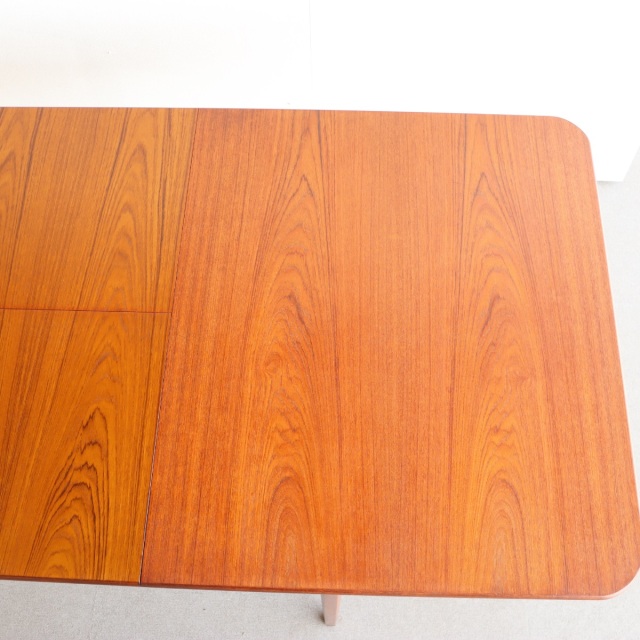 英国ヴィンテージのエクステンションダイニングテーブル