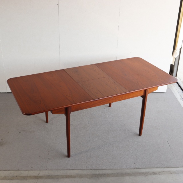 英国ヴィンテージのエクステンションダイニングテーブル