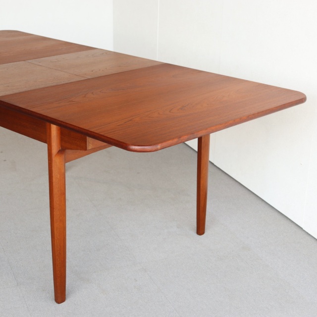 英国ヴィンテージのエクステンションダイニングテーブル