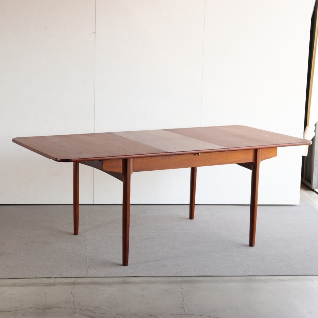 英国ヴィンテージのエクステンションダイニングテーブル