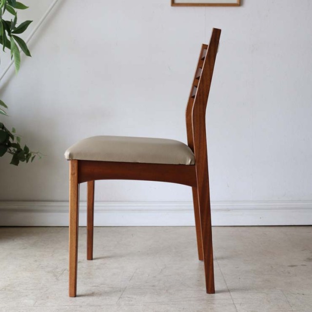 ミッドセンチュリー　チーク材　シンプルなヴィンテージチェア　商品番号【122111a】