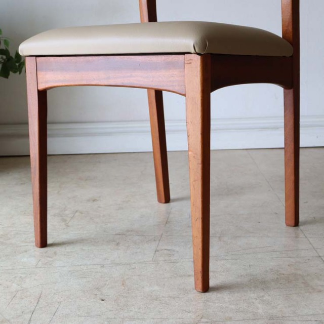 ミッドセンチュリー　チーク材　シンプルなヴィンテージチェア　商品番号【122111a】