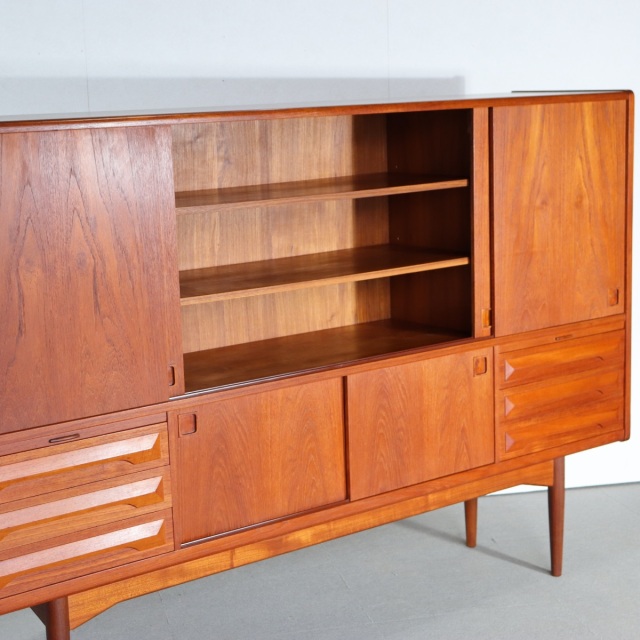 北欧デンマーク製ハイサイドボード。木目の表情が豊かなチーク材北欧ヴィンテージ。穏やかな佇まい。