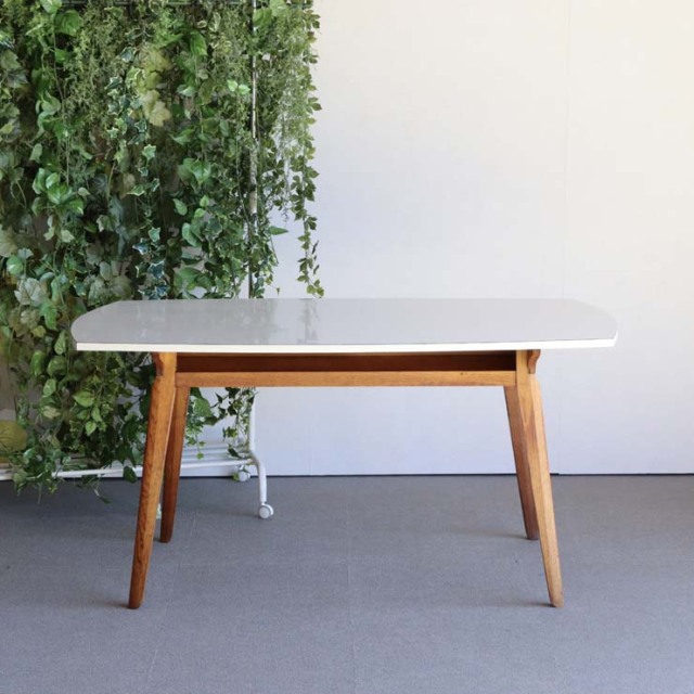 ホワイトフォーマイカのダイニングテーブル