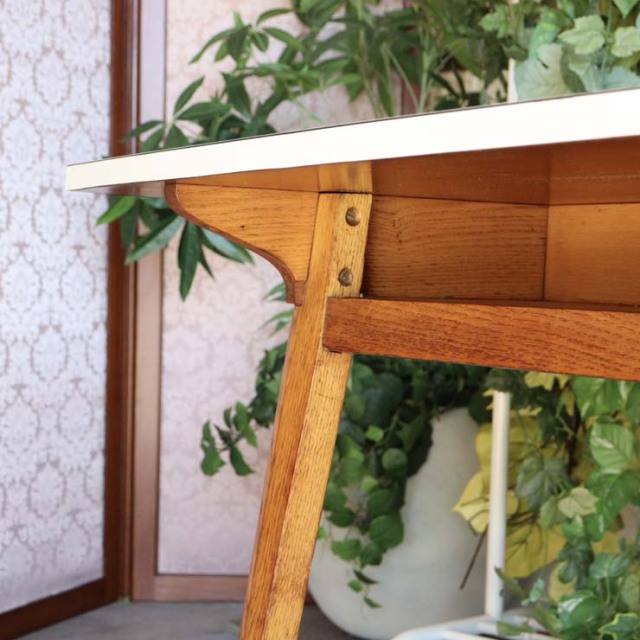 ホワイトフォーマイカのダイニングテーブル