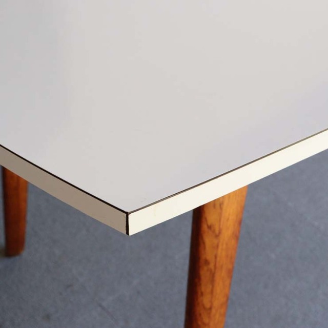 ホワイトフォーマイカのダイニングテーブル