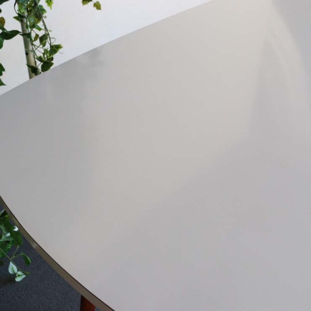 ホワイトフォーマイカのダイニングテーブル