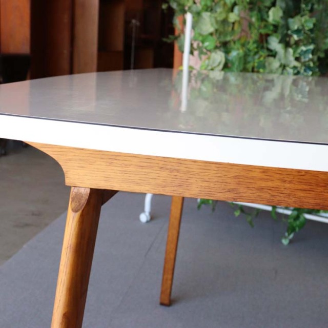 ホワイトフォーマイカのダイニングテーブル