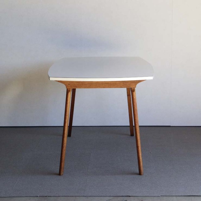 ホワイトフォーマイカのダイニングテーブル