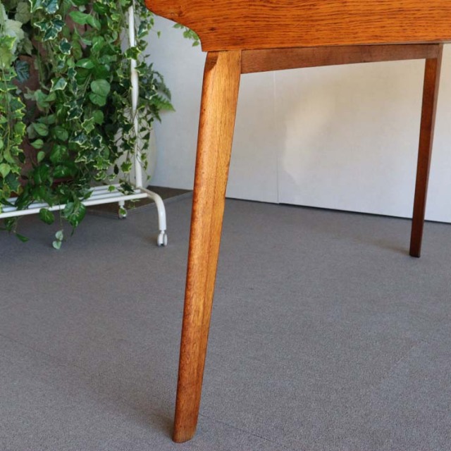 ホワイトフォーマイカのダイニングテーブル