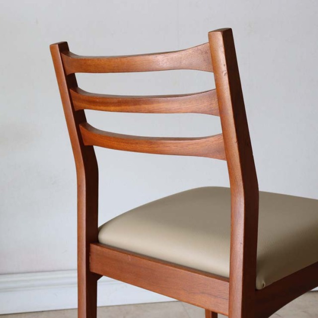 ミッドセンチュリー　チーク材　シンプルなヴィンテージチェア　商品番号【122111c】