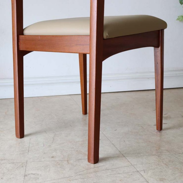ミッドセンチュリー　チーク材　シンプルなヴィンテージチェア　商品番号【122111c】