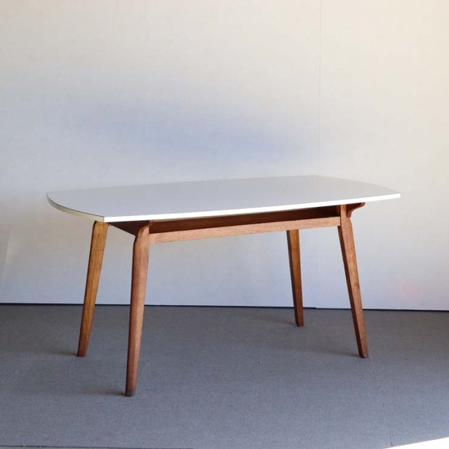 ホワイトフォーマイカのダイニングテーブル