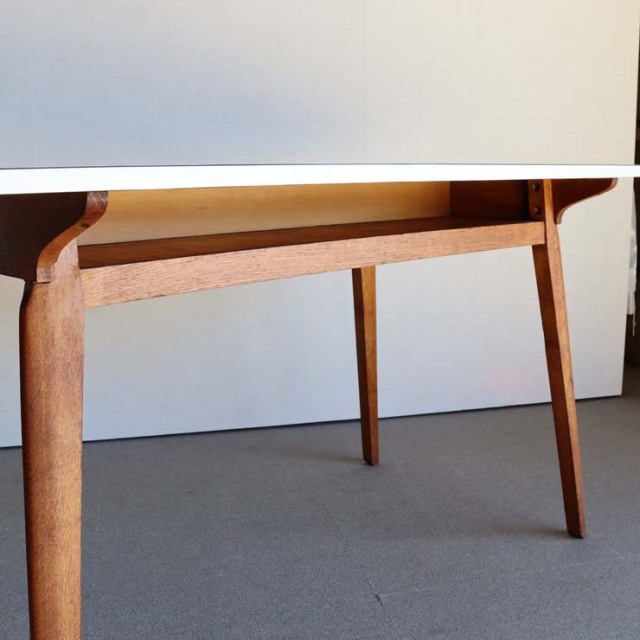 ホワイトフォーマイカのダイニングテーブル