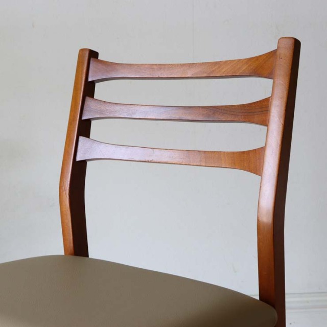 ミッドセンチュリー　チーク材　シンプルなヴィンテージチェア　商品番号【122111d】