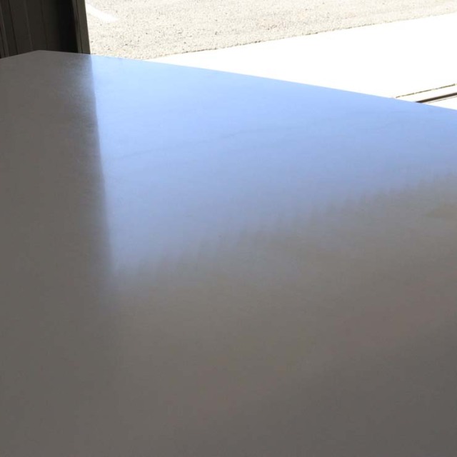 ホワイトフォーマイカのダイニングテーブル