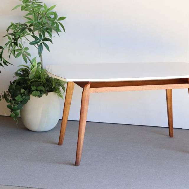 ホワイトフォーマイカのダイニングテーブル