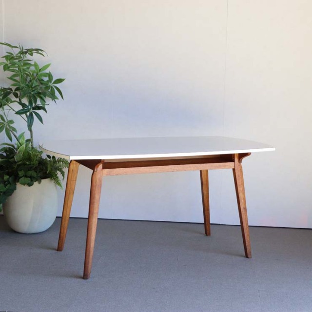 ホワイトフォーマイカのダイニングテーブル