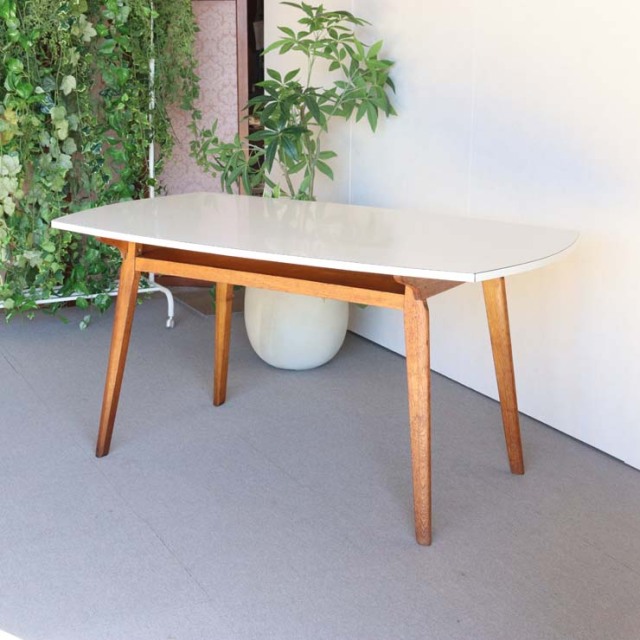 ホワイトフォーマイカのダイニングテーブル