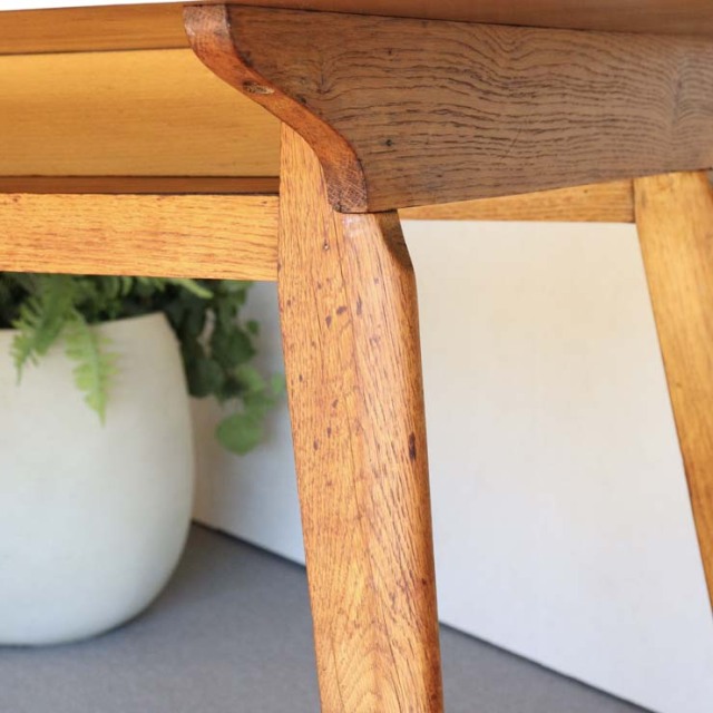 ホワイトフォーマイカのダイニングテーブル