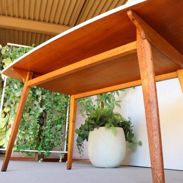 ホワイトフォーマイカのダイニングテーブル