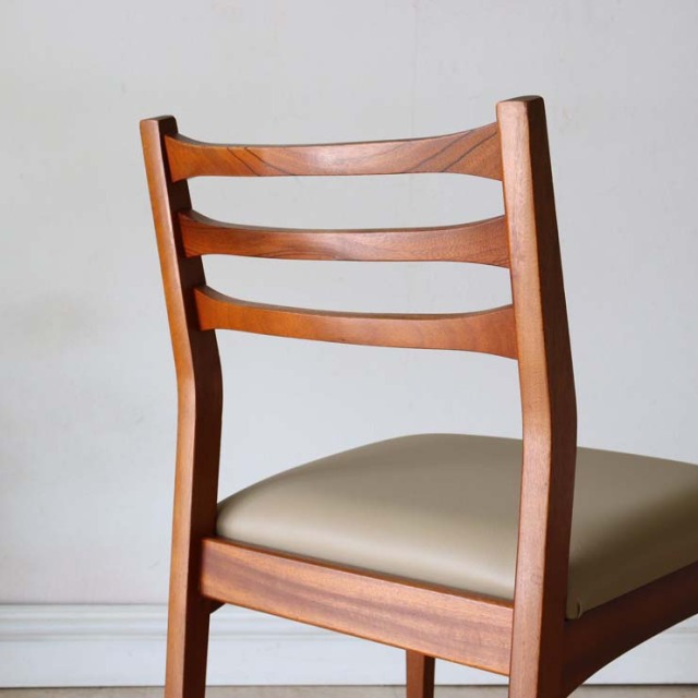 ミッドセンチュリー　チーク材　シンプルなヴィンテージチェア　商品番号【122111d】