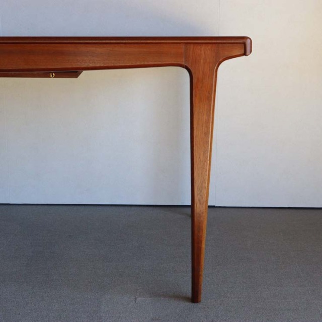 ヤンガーYOUNGER製　ダイニングテーブル