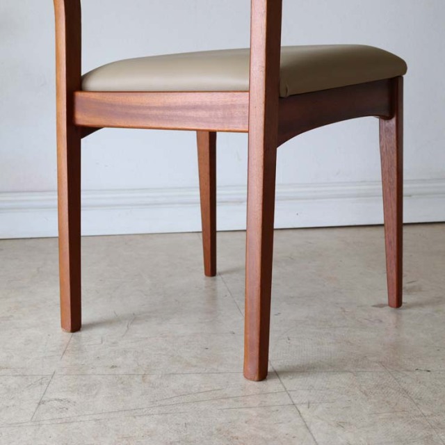ミッドセンチュリー　チーク材　シンプルなヴィンテージチェア　商品番号【122111d】