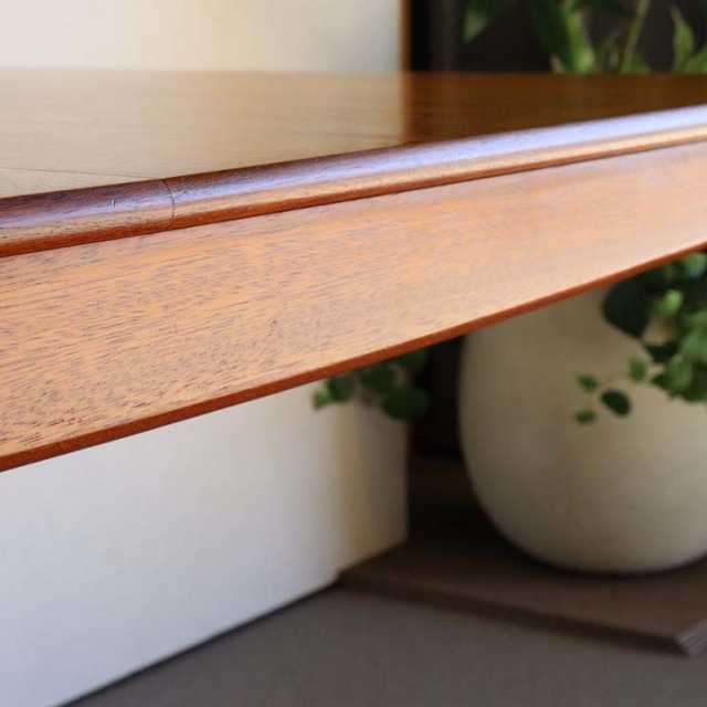 ヤンガーYOUNGER製　ダイニングテーブル