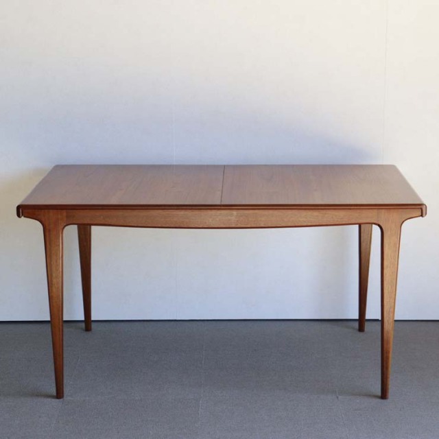 ヤンガーYOUNGER製　ダイニングテーブル