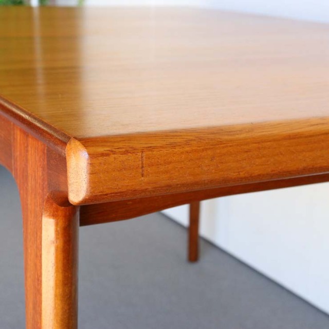 ヤンガーYOUNGER製　ダイニングテーブル