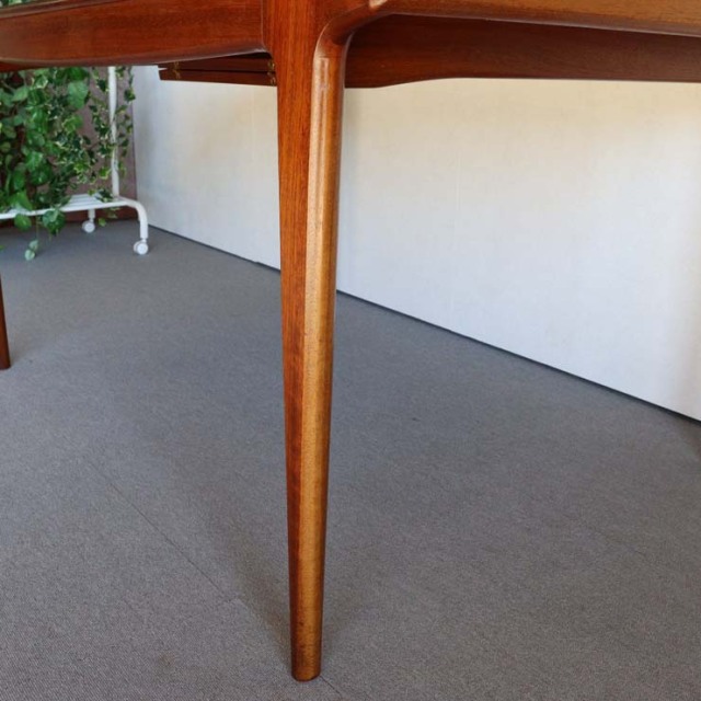 ヤンガーYOUNGER製　ダイニングテーブル