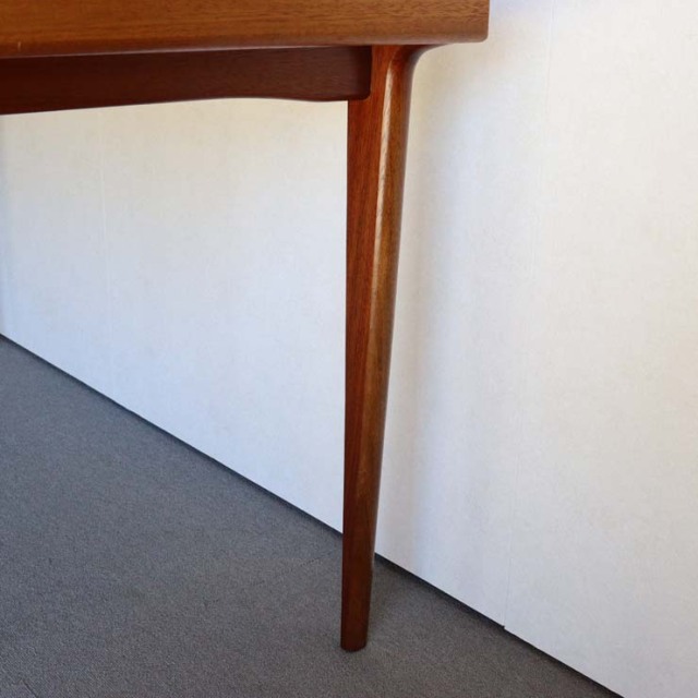 ヤンガーYOUNGER製　ダイニングテーブル