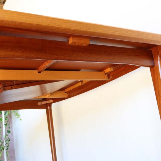 ヤンガーYOUNGER製　ダイニングテーブル