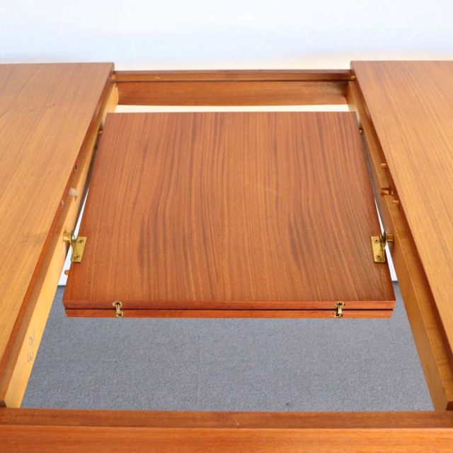 ヤンガーYOUNGER製　ダイニングテーブル