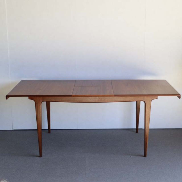 ヤンガーYOUNGER製　ダイニングテーブル