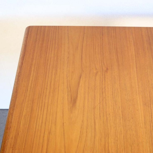 ヤンガーYOUNGER製　ダイニングテーブル