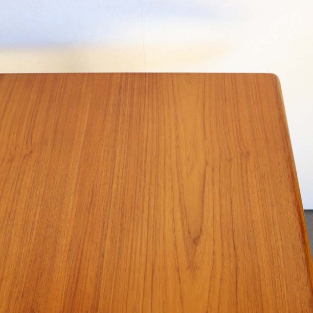 ヤンガーYOUNGER製　ダイニングテーブル